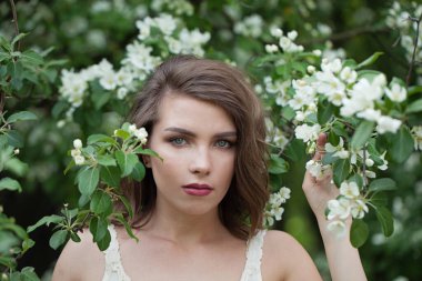 Doğanın tadını çıkaran büyüleyici bahar kadını, moda güzelliği portresi.