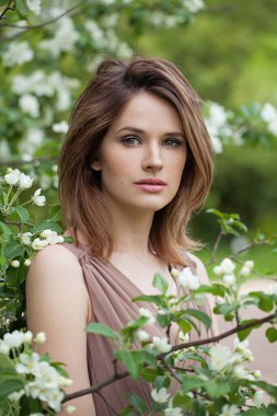 Açık havada zarif bir manken portresi. Sağlıklı güzel kadın.