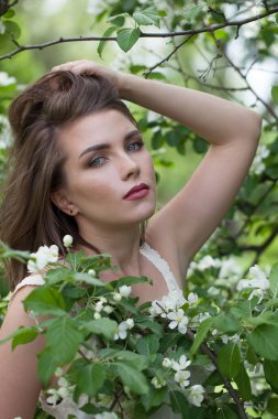 Genç model açık hava portresi. Sağlıklı güzel kadın.