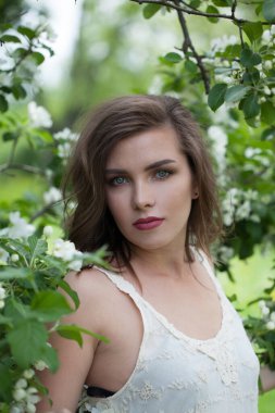 İlkbaharda çekici bayan model arka planda kalır.