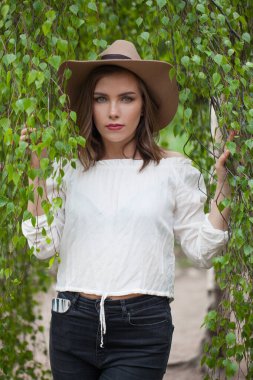 Bahar mevsiminde kadın modeller arka planda kalır.