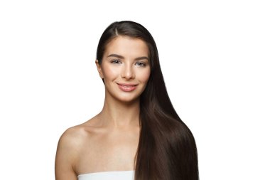 Sağlıklı saçlı, makyajlı ve parlak ciltli, gri stüdyo arka planına poz veren izole genç bir bayan model. Yüz bakımı, kozmetoloji, saç bakımı ve güzellik uzmanı.