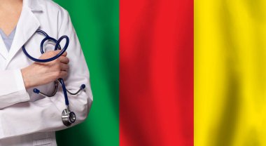 Kamerun tıbbı ve sağlık hizmeti konsepti. Doktor, kamerun arkaplanının bayrağına yaklaşın.