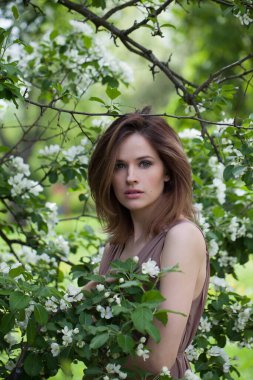 Bahar mevsiminde genç bayan model arka planda kalır