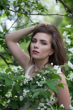 Baharda zarif bayan model arka planda kalır.