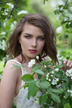 Sağlıklı bahar kadını doğanın tadını çıkarıyor, moda güzellik portresi.