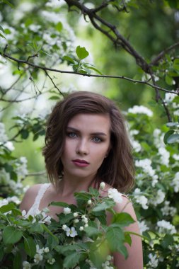 Bahar mevsiminde bayan modeller arka planda kalır