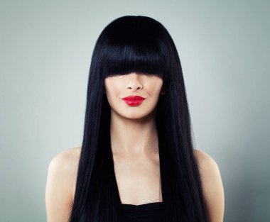 Moda mankeni, uzun, sağlıklı, düz, düz saçlı, makyajlı, stüdyo güzelliği portresi olan bir kadın.