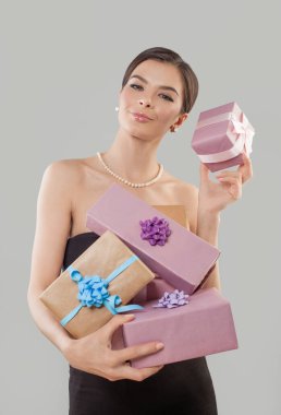 Güzel bir kadın doğum gününü ya da 14 Şubat 'ı kutlar. Beyaz arka planda farklı hediye kutuları vardır.