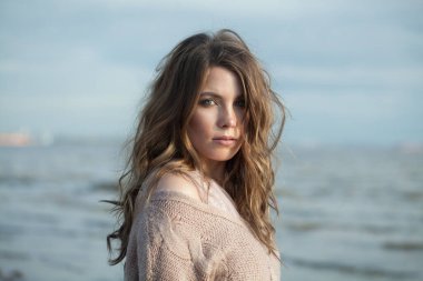 Uzun dalgalı saç stili ve doğal makyajlı, açık hava güzelliği portresi olan mükemmel genç, yetişkin model kadın esmer.