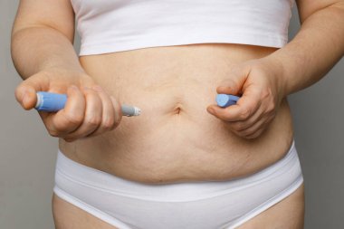 Şeker hastası kadın yakın plan insülin kalem kullanıyor.