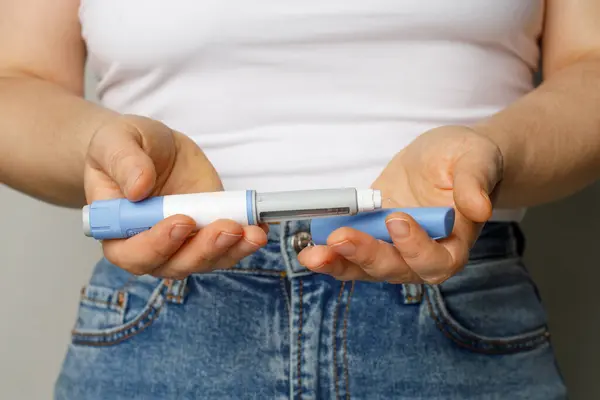 Diyabet, mavi insülin ya da Semaglutide enjeksiyon kalemi. Kadın karnına karşı semaglutid ya da insülin ilacı. Semaglutide, Diyabet ve Kilo Verme kavramı. 