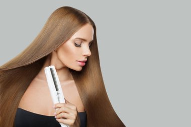 Beyaz arka planda düz saçlı, esmer, zarif bir kadın. Kadın güzelliği, kuaför, saç bakımı, kozmetik ve stil konsepti