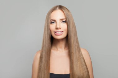 Cemera 'ya bakan güzel esmer kadın, moda güzellik portresi. Uzun ve sağlıklı saçlı çekici bir kadın model.