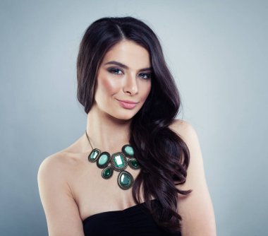 Uzun kıvırcık saçlı, mücevher kolyeli, güzel model esmer, moda stüdyo portresi