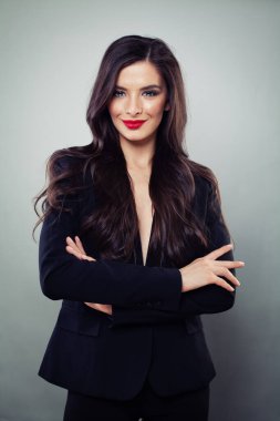 Kendine güvenen mutlu iş kadını kollarını kavuşturmuş, stüdyo portresi çiziyor.