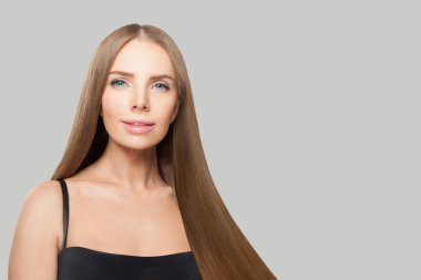 Sağlıklı esmer kadın Cemera 'ya bakıyor, moda güzellik portresi. Uzun ve sağlıklı saçlı çekici bir kadın model.