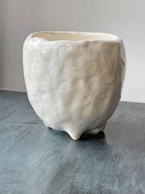 Beyaz seramik tencereli craquelure. Mavi arkaplanda boş saksı