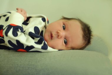 Kameraya bakan güzel bir bebeğin yakın plan portresi.