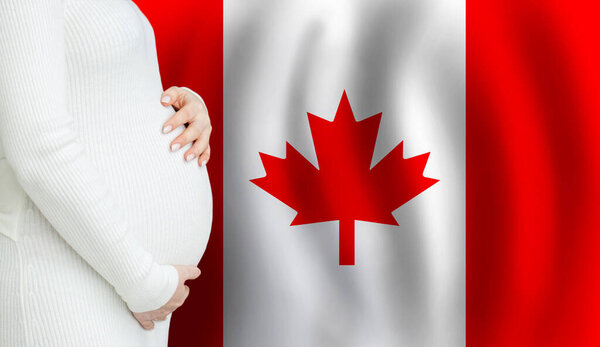 Беременная женщина на фоне канадского флага. Концепция демографии и беременности в Канаде