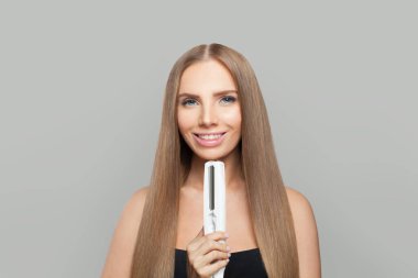 Cemera 'ya bakan çekici esmer kadın, moda güzellik portresi. Uzun ve sağlıklı saçlı çekici bir kadın model.