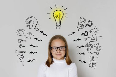 Beyaz arka planda ampulü ve soru işaretleri olan yaratıcı kız çocuğu. Eğitim ve fikir kavramı