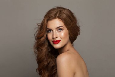 Neşeli, mutlu, kızıl saçlı, doğal makyajlı, parlak, temiz tenli ve mükemmel saçlı bir bayan model. Güzel kadın yüzü