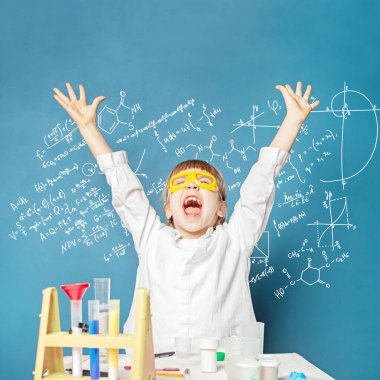 Mutlu liseli kız fen bilgisi öğreniyor. Araştırma ve eğitim kavramı