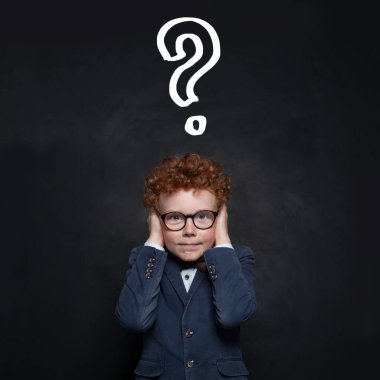 Öğrenci çocuk elleriyle kulaklarını kapatıyor ve kara tahtaya bakarak soru işareti yapıyor. Fikir ve Eğitim kavramı