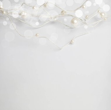 Yeni yıl ya da Noel kompozisyonu. Beyaz arka planda Noel süslemesinden yapılmış bir çerçeve. Kopyalama alanı olan düz