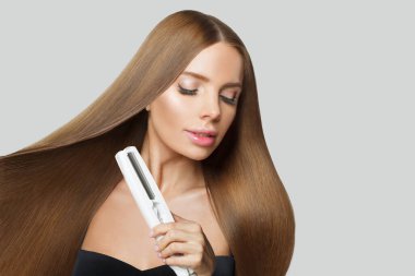 Muhteşem bir model. Uzun kahverengi saçlı, doğal makyajlı ve sağlıklı ciltli bir kadın.