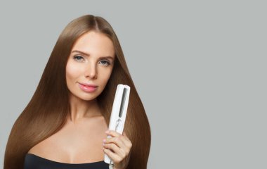 Cemera 'ya bakan güzel esmer kadın, moda güzellik portresi. Uzun ve sağlıklı saçlı çekici bir kadın model.