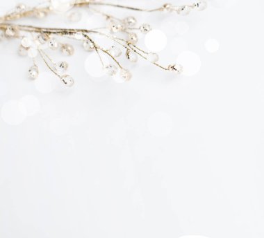 Beyaz arka planda altın dallar. Noel ve Yeni Yıl teması