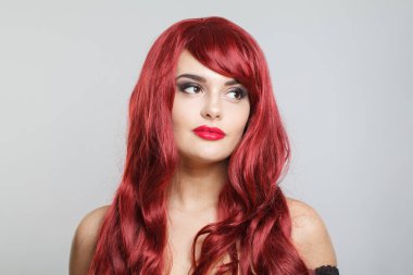 Çekici kızıl saçlı, kızıl saçlı, kızıl saçlı, beyaz arka planda makyajlı bir kadın.