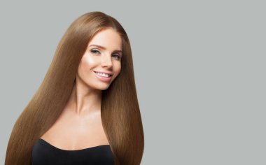 Cemera 'ya bakan neşeli esmer kadın, moda güzellik portresi. Uzun ve sağlıklı saçlı çekici bir kadın model.