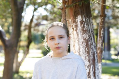 Güzel çocuk gülümsüyor, açık hava portresi. Mutluluk ve çocukluk kavramı