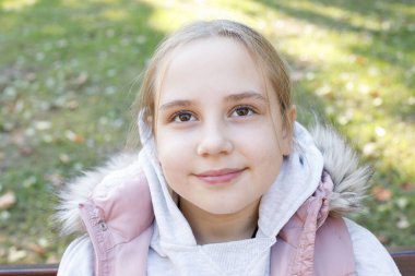 Mutlu çocuk gülümsemesi, açık hava portresi. Mutluluk ve çocukluk kavramı