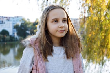 Güzel çocuk gülümsüyor, açık hava portresi. Mutluluk ve çocukluk kavramı