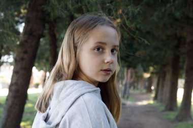 Sağlıklı çocuk gülümsemesi, açık hava portresi. Mutluluk ve çocukluk kavramı