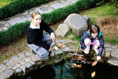 Parkta oynayan küçük kızların en iyi manzarası. En iyi arkadaş çocuklar, arkadaşlık ve çocukluk kavramı