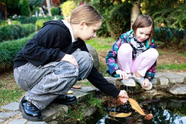 Parkta oynayan heyecanlı, küçük kızlar gibi. En iyi arkadaş çocuklar, arkadaşlık ve çocukluk kavramı
