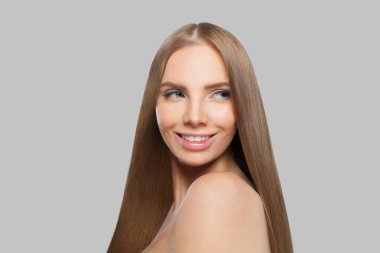 Güzel kadın model esmer, uzun saçlı ve doğal makyajlı, beyaz arka planda izole edilmiş.