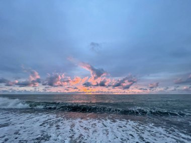 Okyanus ve gökyüzü bulutu. Atmosfer bulutlu hava manzarası arka planı