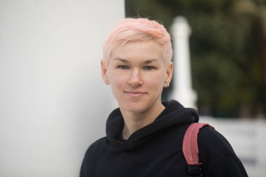 Şehirde kısa saçlı, zarif, olgun bir kadın.