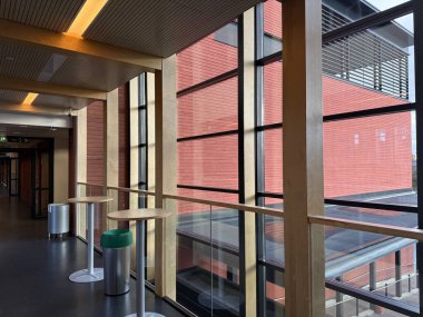 Masa, cam duvar ve ışık ile kapalı arkaplan