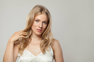 Kameraya bakan sevimli gülüşlü güzel sarışın kadın. Güzel genç yetişkin portresi.