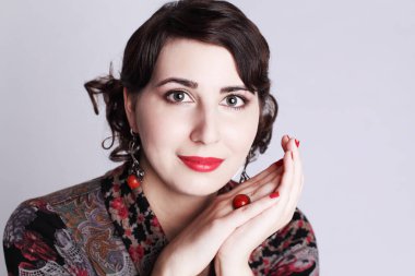 Neşeli esmer kadın eski moda güzellik portresi