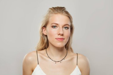 Muhteşem sarışın model kadın portresi. Güzel bir yüz, sağlıklı bir ten, uzun parlak saçlar ve tatlı bir gülümseme. 