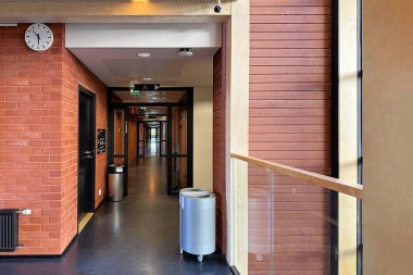 Boş koridorlu parlak modern ofis