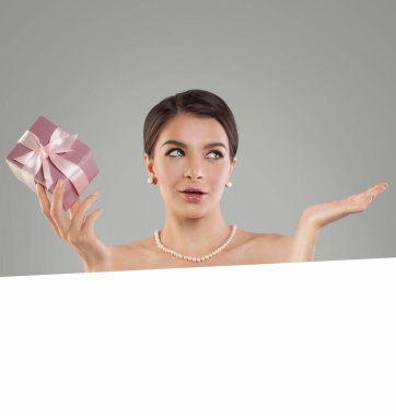 Mutlu kadınla açık el ve beyaz boş tahta arka plan ile kopya alanı reklam pazarlama veya ürün yerleştirme